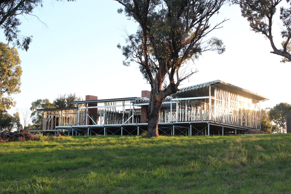 Konstrukcja szkieletowa na podwyższonej platformie